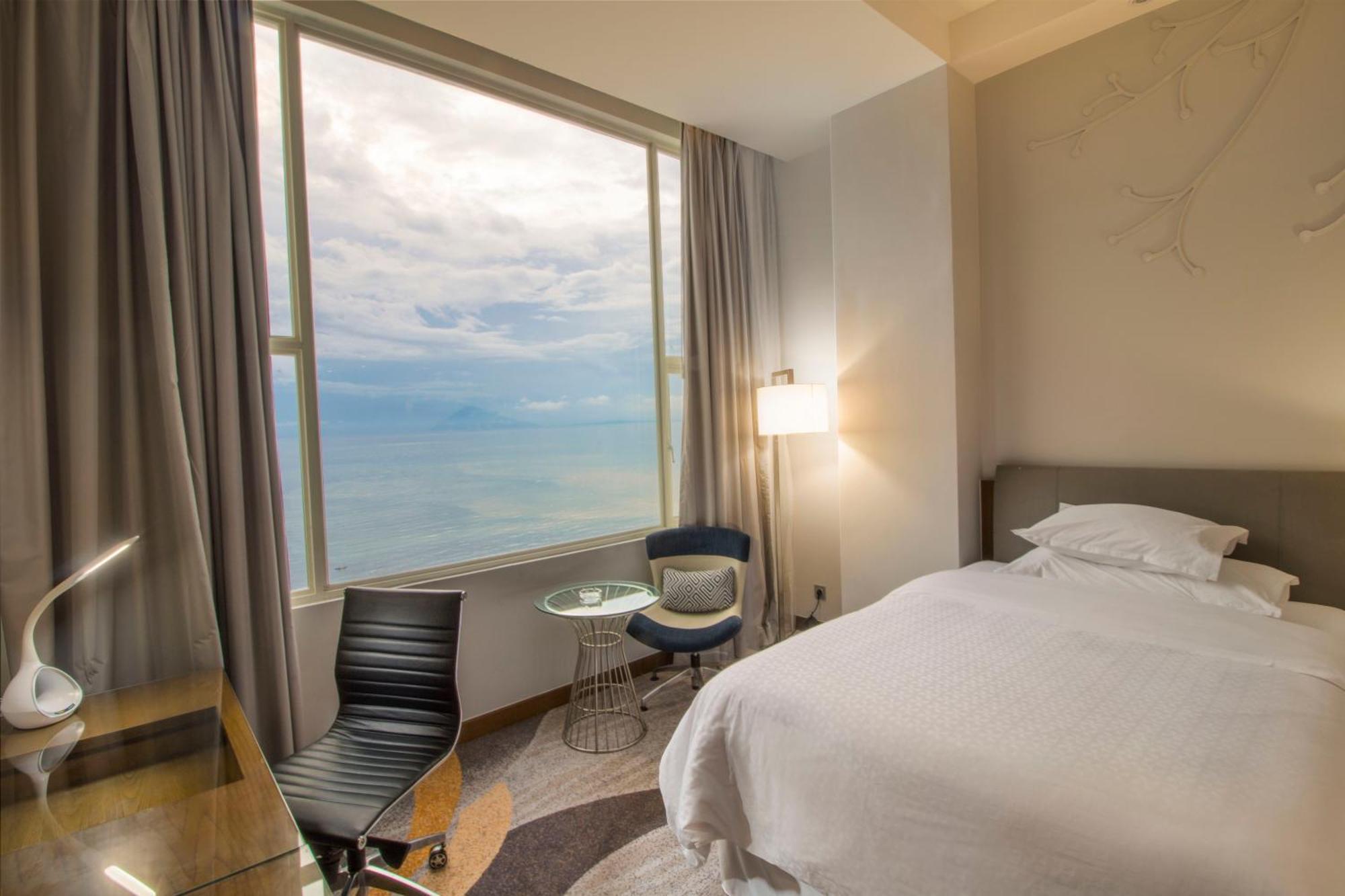 Four Points By Sheraton Manado Eksteriør billede